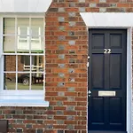Cute 1 Bed Townhouse In Jericho