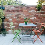Cute 1 Bed Townhouse In Jericho