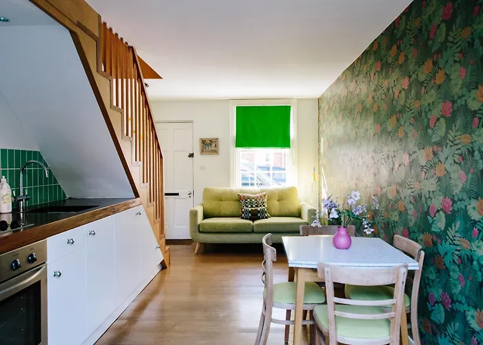 Cute 1 Bed Townhouse In Jericho