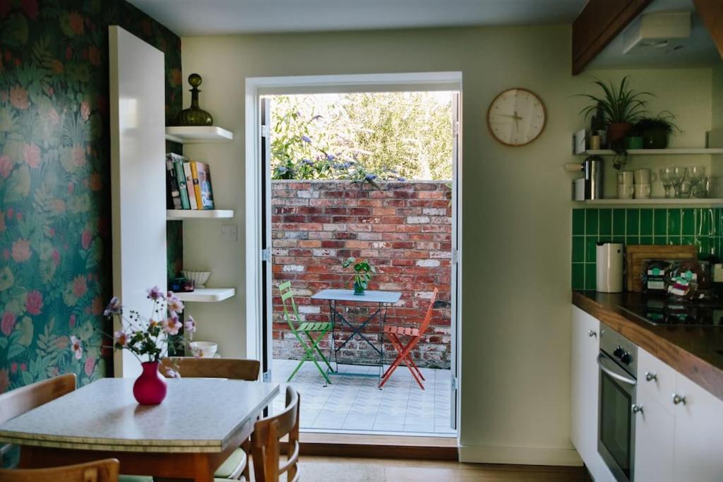 Cute 1 Bed Townhouse In Jericho *